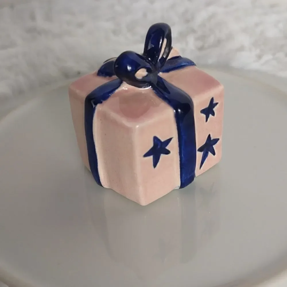 Goebel Porcelain Miniature Gift Box - Picture 3 of 5